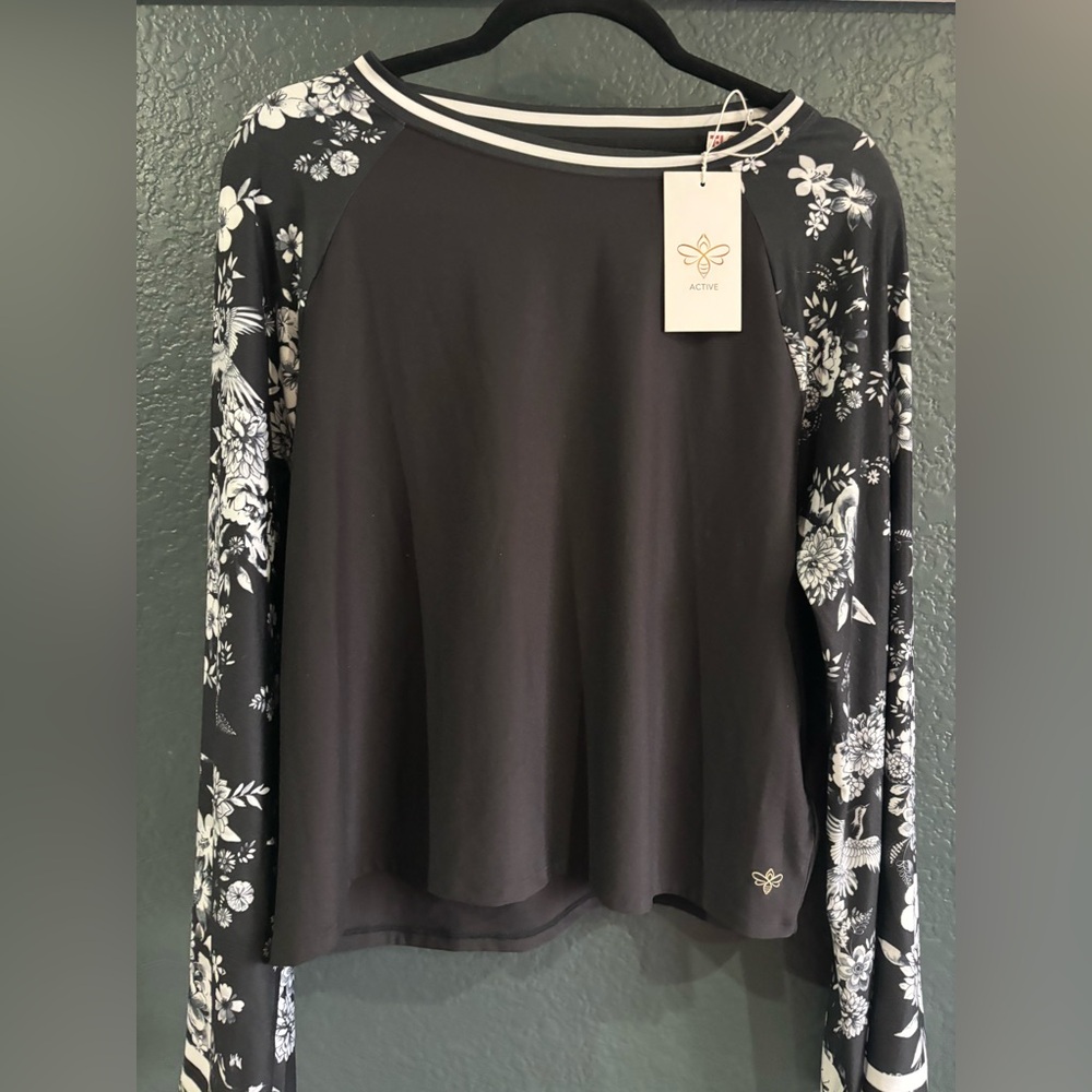 Johnny Was Active top.
Black & White
Dreamer Kimono Sleeve
Size L
Brand new